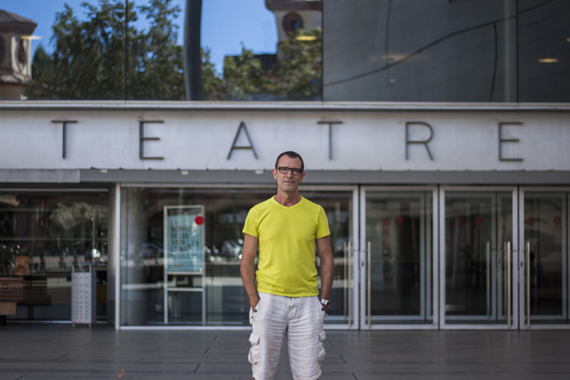 Raimon davant de l'Institut del Teatre